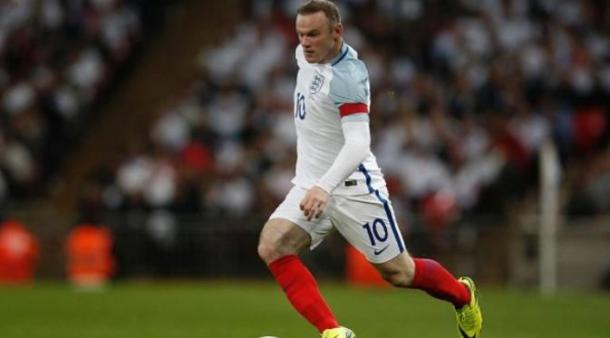 Rooney fue el timón de Inglaterra en la primera mitad | Foto: Bola