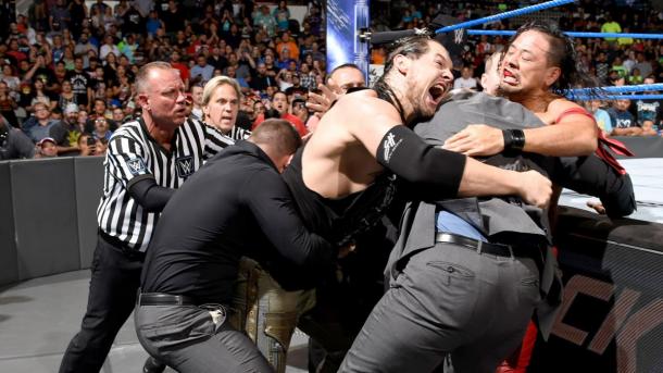 La seguridad separa a Baron Corbin y a Nakamura. Foto: WWE.com