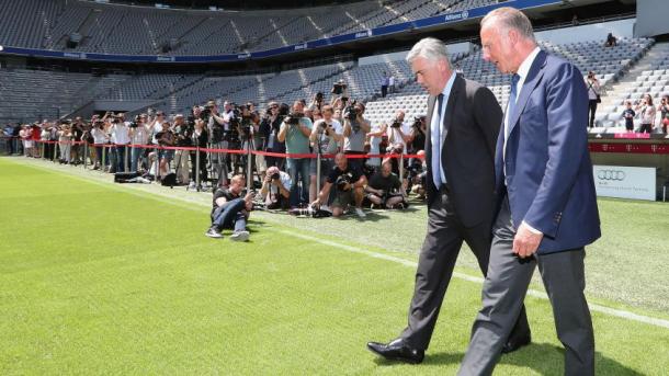 Ancelotti dio su primer recorrido por Allianz Arena junto a Rummenigge. // (Foto de fcbayern.de)