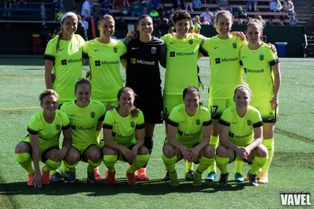 Seattle Reign team photo before their home opener against Sky Blue FC | Brandon Farris - VAVEL USA