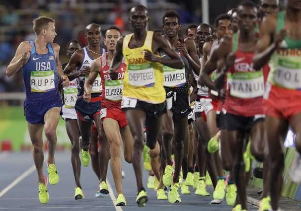 The pack of runners in the 10,000 meters at the Olympics/Photo: David J. Philip/AP