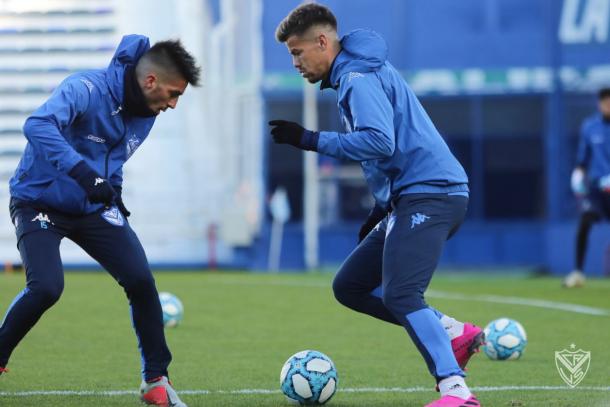 A la izquierda Leandro Fernández, a la derecha Gastón Gímenez, ambos en el entrenamiento de hoy. | Fuente: Vélez.