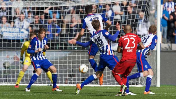 Disparo de Vidal para colocar el 0-1 en favor del Bayern. // (Foto de fcbayern.de)