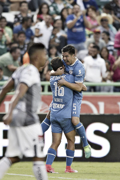Golazo de fuera del área del “Chino” Silva, da victoria al Cruz Azul | Fuente: Mundo Deportivo