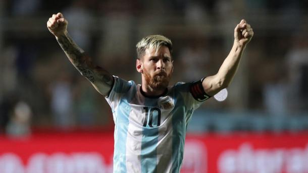 Leo Messi esulta dopo il gol dell'1-0 alla Colombia