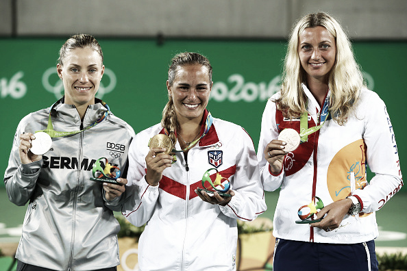 Angelique Kerber a la izquierda con la medalla de plata. Foto: Angelique-Kerber.de