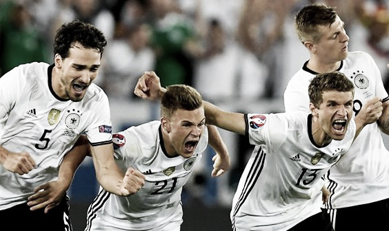 Los jugadores alemanes festejando el gran comienzo | Foto: Pinterest