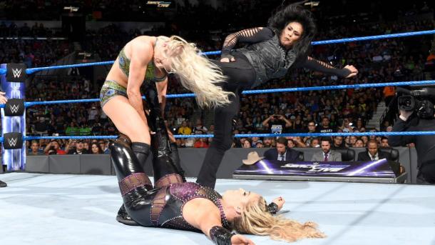 Tamina aplica una Superkcik a Charlotte. Foto: WWE.com