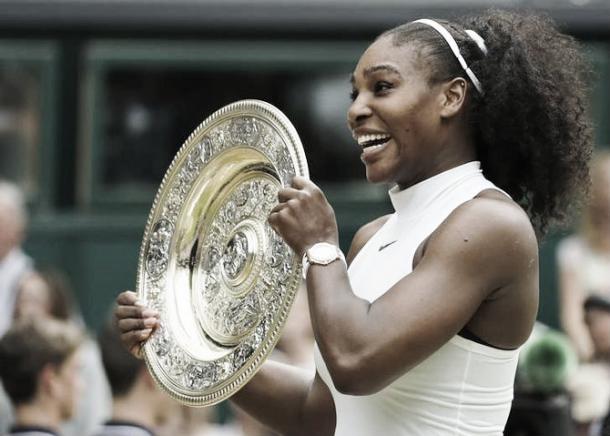  Serena Williams em 2016 segurando o trofeu de campeã em Wimbledon. Foto: Stefan Wermuth/Reuters