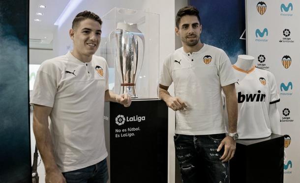 Manu Vallejo y Rubén Sobrino posan en el trofeo de LaLiga Santander | Fuente:LaLiga