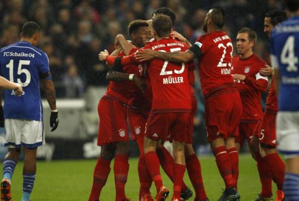 The Bayern players celebrate with Martinez after scoring against Schalke last season | Photo: Getty