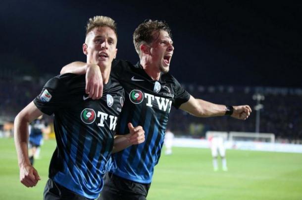 Conti festeggia il suo gol insieme a Toloi. | @cmt8news, Twitter.