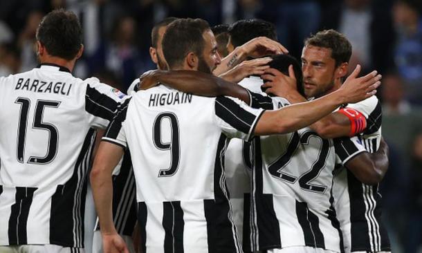 I calciatori della Juventus esultano dopo aver segnato il primo gol contro il Genoa. | calciomercato.com