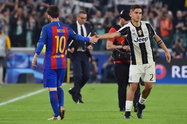La bella stretta di mano tra Messi e Dybala: il presente ed il futuro dell'Argentina (Fonte foto: Daily Mirror)