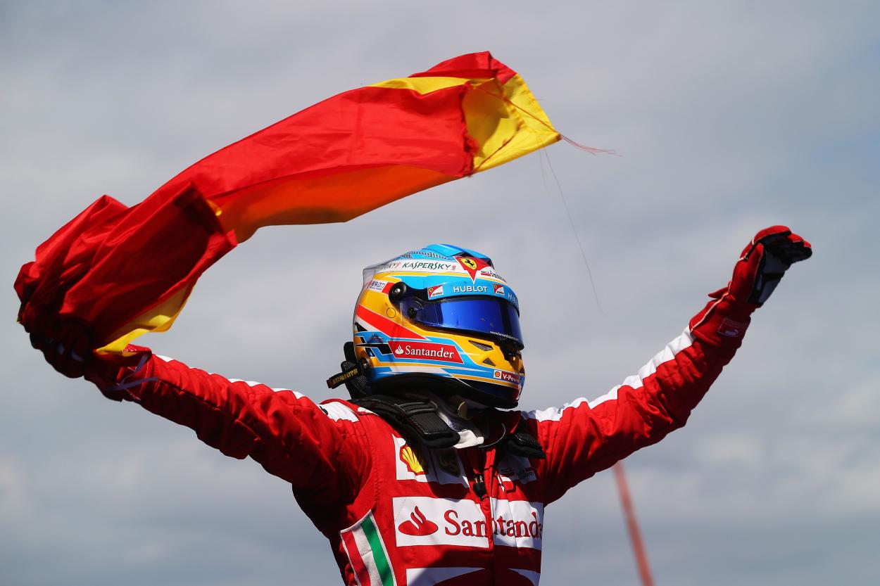 Fernando Alonso celebrando - Foto: Car and Driver