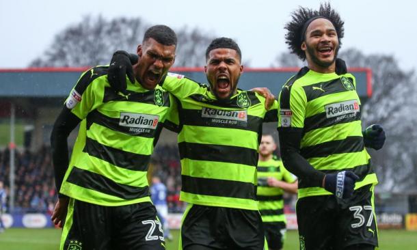Kachunga, Wells y Brown celebrando un tanto. Foto: Huddersfield Town