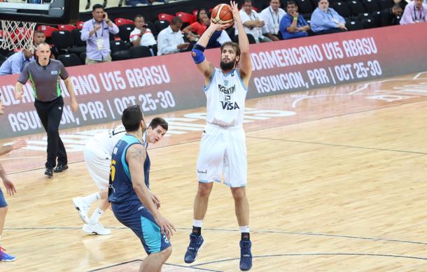 Marcos Delía tira en un partido de la selección argentina | Foto: FIBA
