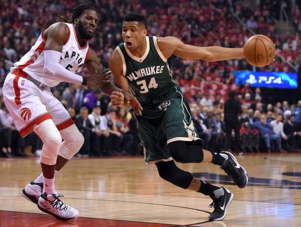 Giannis Antetokounmpo in penetrazione contro Demarre Carroll. Fonte Immagine: Fansided.com