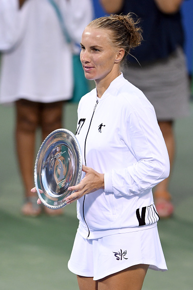 Svetlana Kuznetsova proudly posing alongside her trophy | Photo: Mitchell Layton/Getty Images Sport
