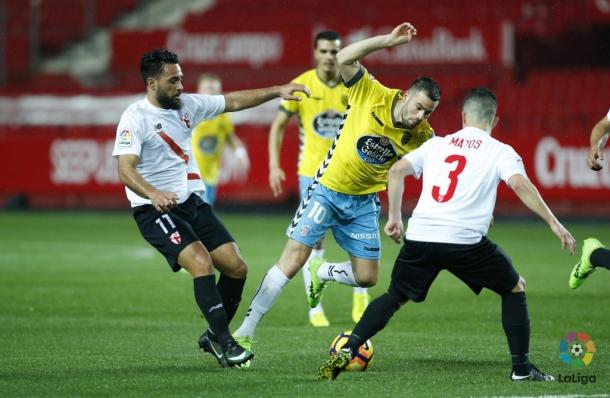Campillo intenta conducir el balón entre dos jugadores del Sevilla Atlético la temporada pasada | Foto: LaLiga
