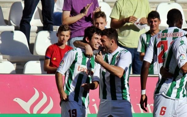 Rodri felicita a Donoso por su gol | Foto: Córdoba CF