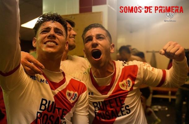 Álex Moreno celebrando su gol junto a Embarba | Fotografía: Rayo Vallecano S.A.D.