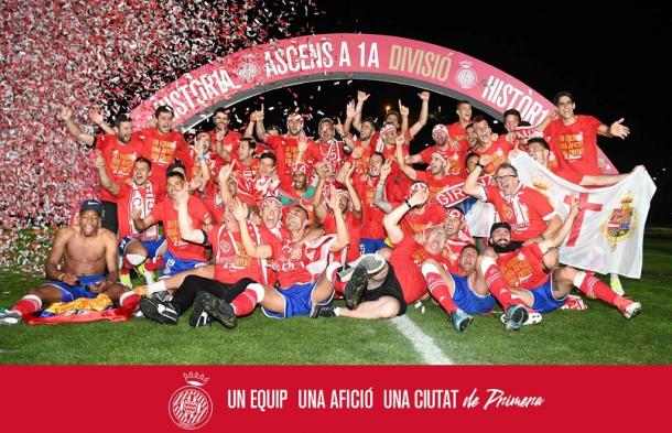 La plantilla del Girona al completo celebra su histórico ascenso a Primera División. | Foto: Girona FC.