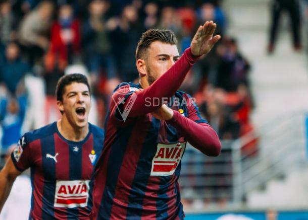 Sergi Enrich celebrando un gol ante el Valencia en Ipurúa | Imagen: SD Eibar