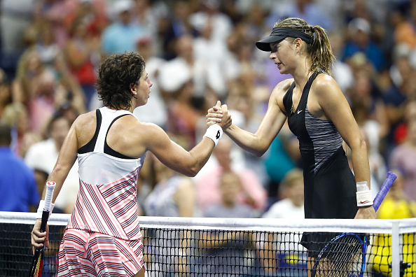 Suarez Navarro and Sharapova meet at the net after the match | Photo: Photo: Julian Finney/Getty Images North America