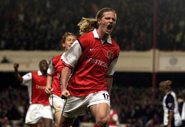 Petit atuando pelo Arsenal em 2000 (Foto: Laurence Griffiths / Getty Images)