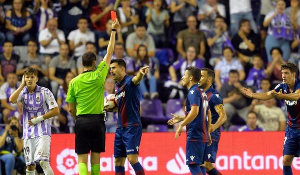 Medié Jiménez enseña la tarjeta roja a un jugador del Levante | LaLiga