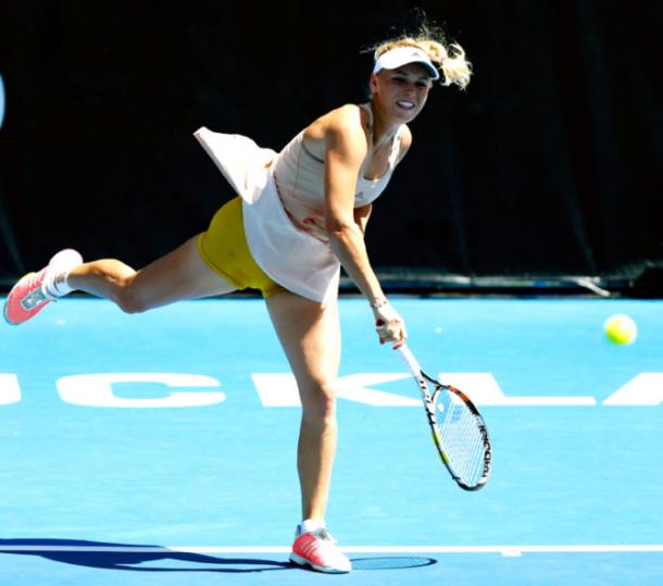 Caroline Wozniacki serves at the 2015 Auckland Open | Photo: Phil Walter/Getty Images