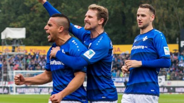 I giocatori del Darmstadt festeggiano la vittoria. | Fonte immagine: Bundesliga.com