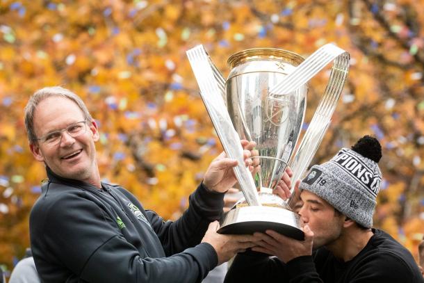 Schmetzer levantando su segunda MLS Cup (seattletimes.com)