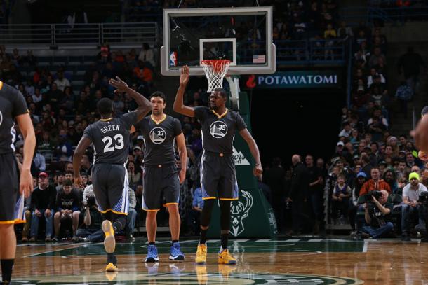 Kevin Durant, Draymond Green y Zaza Pachulia | Foto: NBA (Golden State Warriors)
