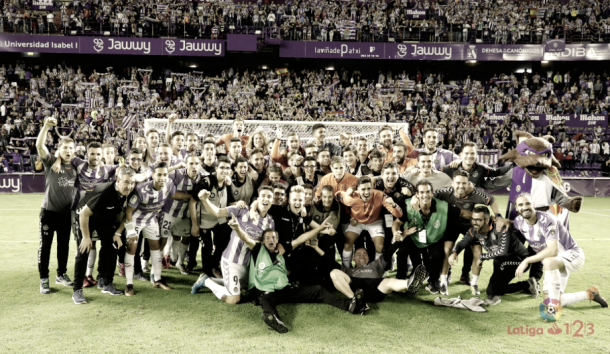 Jugadores del Valladolid celebrando su plaza en los playoffs | Fotografía: La Liga