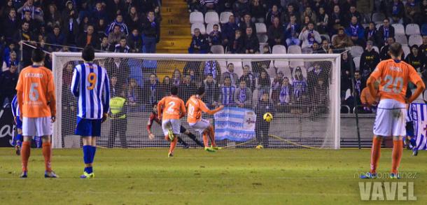 Borja Viguera anota un penalti en el último choque ante el Alavés en Riazor | Foto: Nando Martínez.