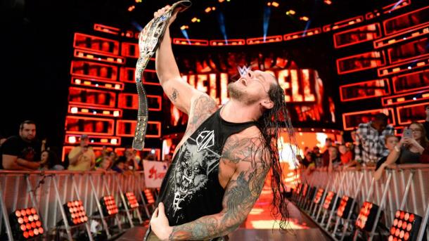 Corbin celebrando su victoria. Foto: WWE