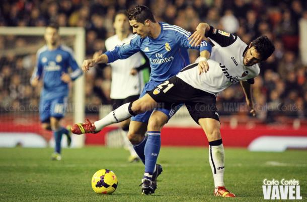 Cristiano Ronaldo disputa una pelota con un jugador del Valencia
