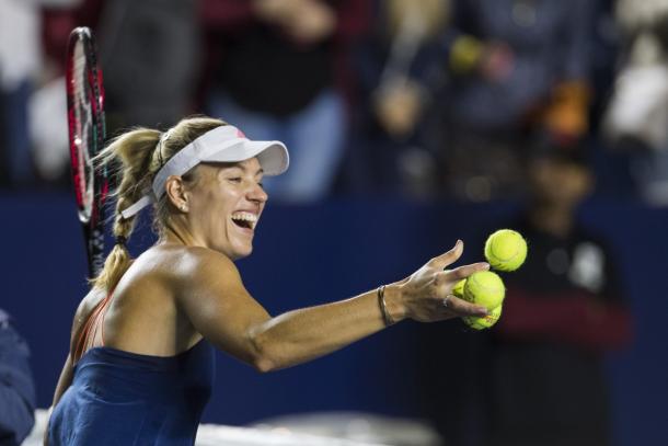 Angelique Kerber sends some balls into the crowd after her win | Photo: Abierto Monterrey