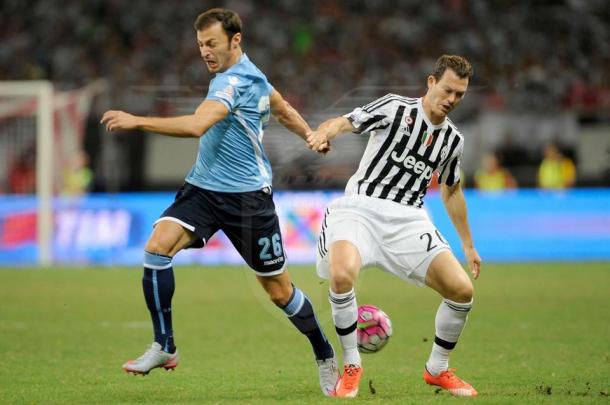 Radu y Lichsteiner pelean por un balón | Foto: Lazio