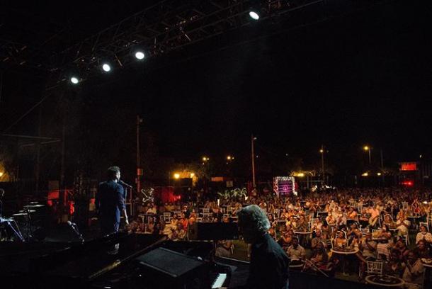 Miguel Poveda en concierto. Joan Albert Amargós al piano | Fuente: Instagram @cabaretfest