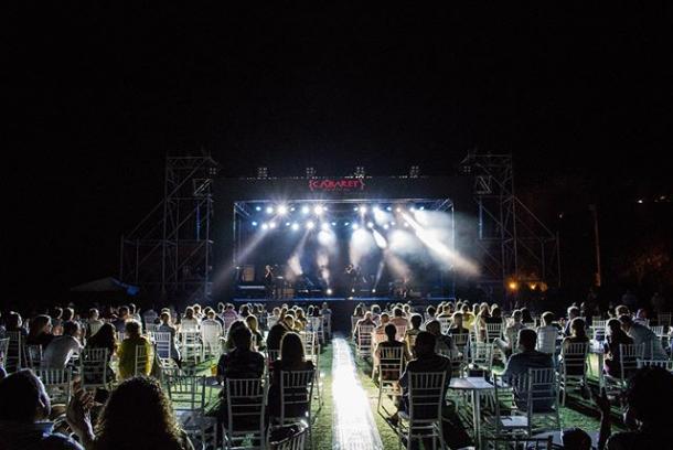 Recinto Hípico de Mairena del Aljarafe durante el concierto de Miguel Poveda | Fuente: Instagram @cabaretfest