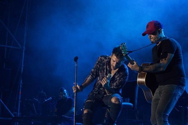 Antonio José con Karlos Abril a la guitarra | Fuente: Instagram @cabaretfest