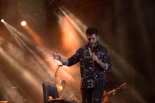 Antonio José canta en el recinto hípico de Mairena del Aljarafe | Fuente: Instagram @cabaretfest