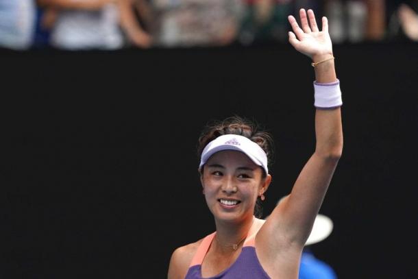 Wang waves to the crowd after a brilliant performance/Photo: 