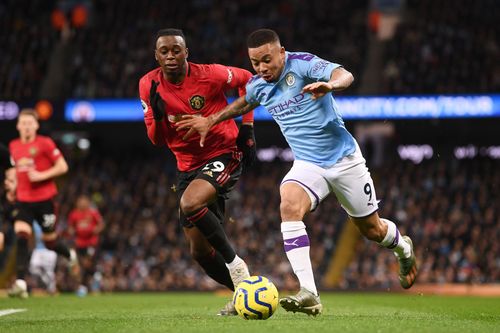 Wan-Bissaka cerrando un avance lateral. | Manchester United