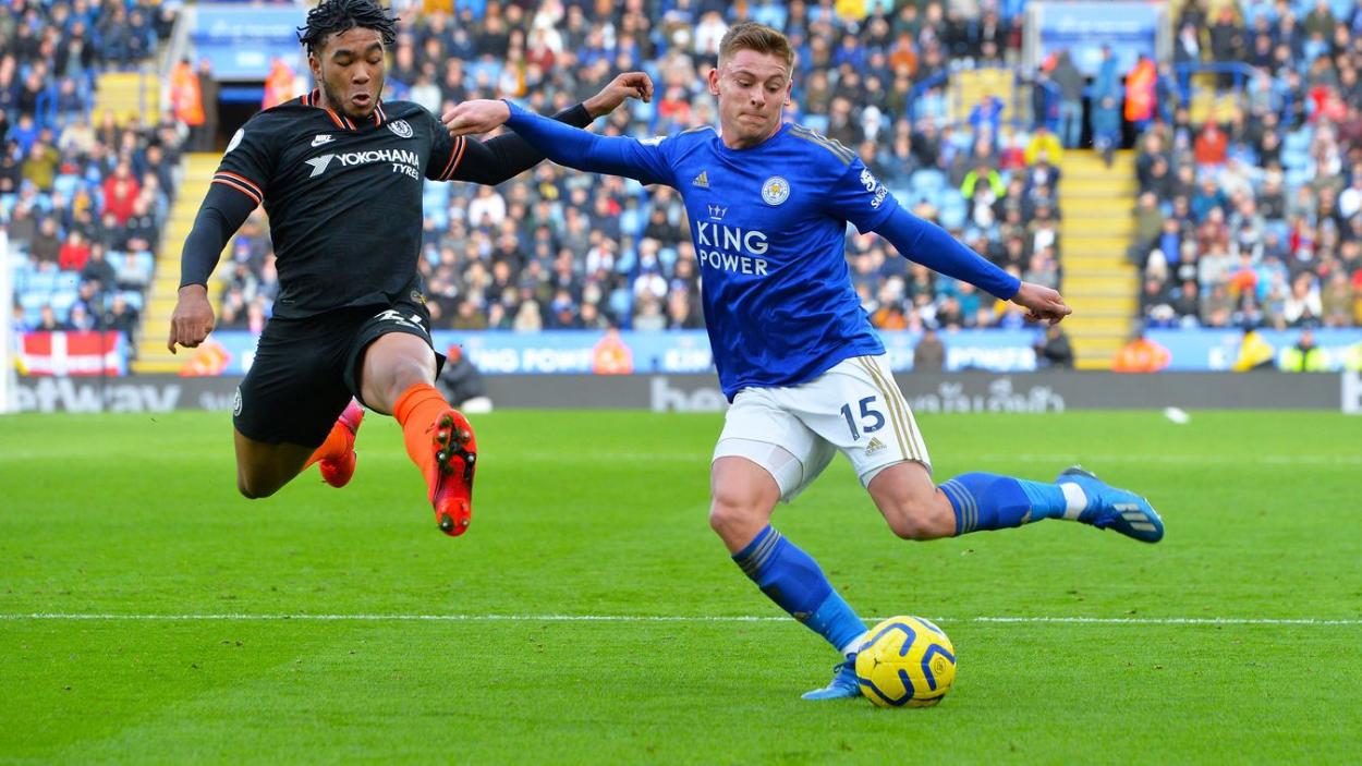 Harvey Barnes disparando ante la oposición de James. | Fuente: Premier Leauge