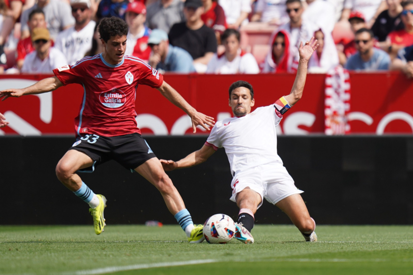 Navas trata de cortar la progresión de Hugo Sotelo durante el encuentro del pasado domingo / Foto: Sevilla FC