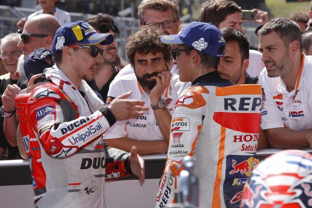 Márquez junto a Lorenzo en el parc ferme de Austria, 2018. Imagen: MotoGP